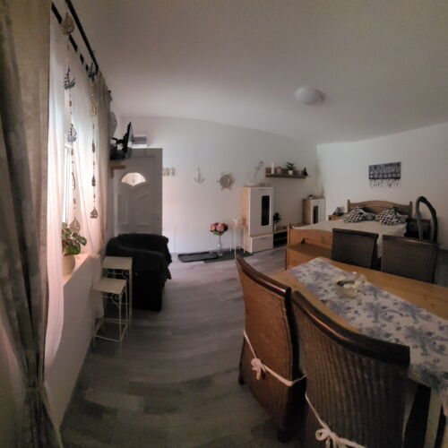 Apartament la parter cu vedere spre grădină pentru 2 pers. (se inchirieaza doar integral) (se poate solicita pat suplimentar)