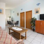 Apartman s klimatizací s terasou pro 5 os. se 2 ložnicemi A-20177-b