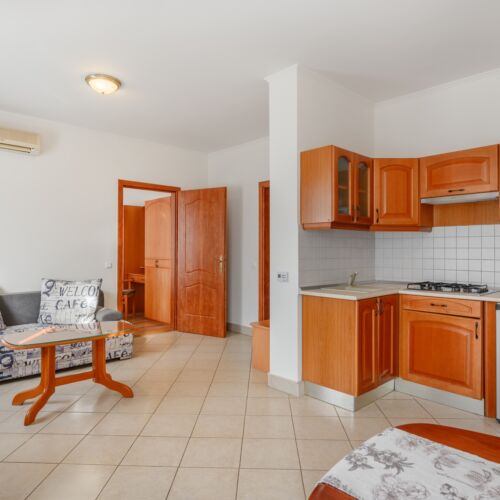 Apartament la parter cu grădină cu 1 camera pentru 2 pers. (se poate solicita pat suplimentar)