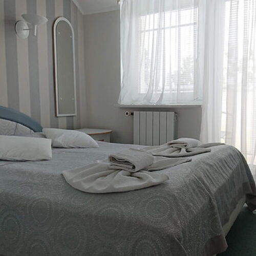 Pokoj s manželskou postelí