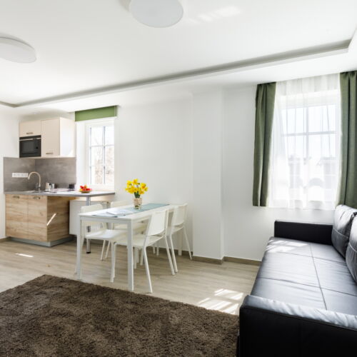 Apartman pro 4 os. se 2 ložnicemi s výhledem do dvora na poschodí