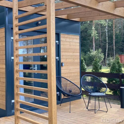 Domek drewniany 4-osobowy z tarasem z widokiem na jezioro