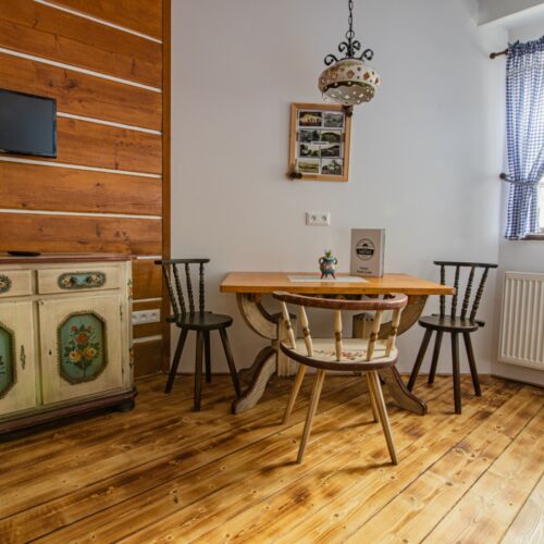 Camera tripla cu vedere spre grădină