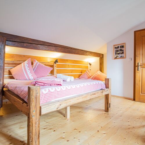 Camera cvadrupla cu duș cu vedere spre curte