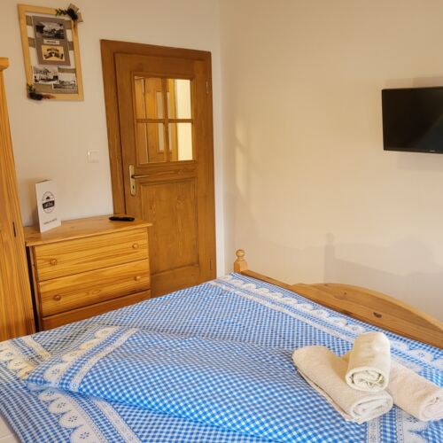 Camera cu duș cu vedere spre grădină pentru 5 pers.