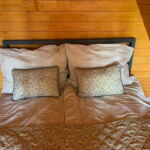 Roubenka (jako celek) s manželskou postelí s výhledem na les celý Dům