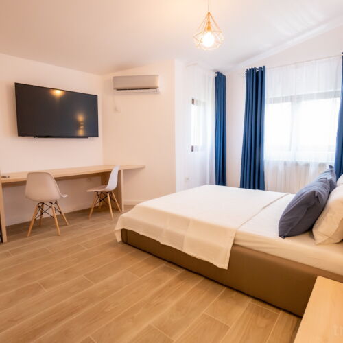 Camera dubla mansardă (se poate solicita pat suplimentar)