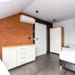 Közös fürdőszobás légkondicionált kétágyas szoba