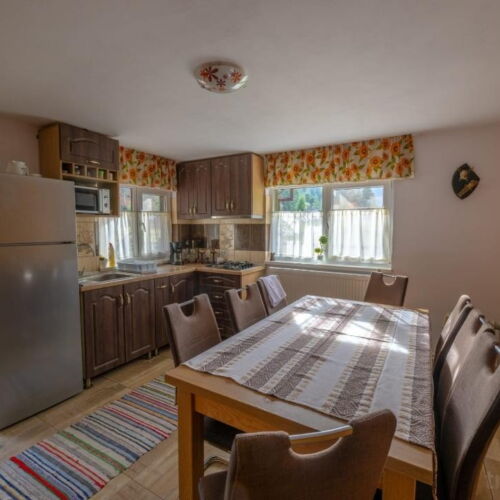 Cabană pentru 6 pers. (se inchirieaza doar integral) (se poate solicita pat suplimentar)