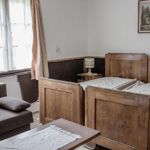 Apartament întreaga unitate cu vedere spre grădină pentru 4 pers. (se inchirieaza doar integral)