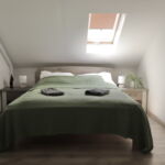 Izba s klimatizáciou s manželskou posteľou v podkroví
