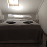 Izba s kúpeľňou s manželskou posteľou v podkroví (s možnosťou prístelky)