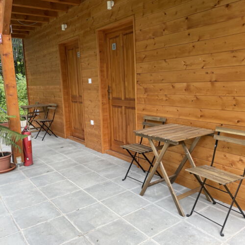 Camera cvadrupla la parter cu vedere spre pădure