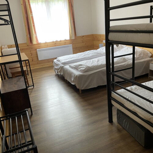 Camera cvadrupla la etaj cu vedere spre pădure