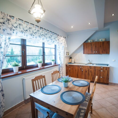 Mountain View Upstairs 3-Room Apartment for 6 Persons