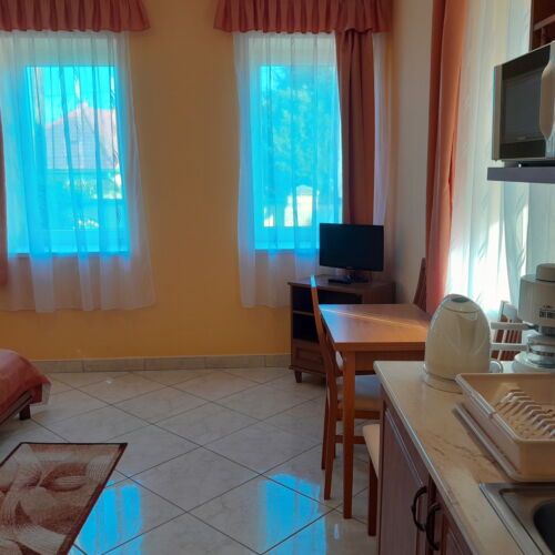 Apartament 2-osobowy na parterze z widokiem na dziedziniec z 1 pomieszczeniem sypialnianym (możliwa dostawka)