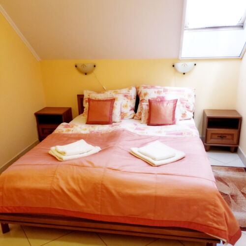 Apartament 4-osobowy na piętrze z widokiem na dziedziniec z 2 pomieszczeniami sypialnianymi