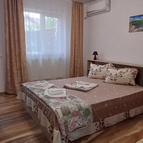 Erdgeschosses Doppelzimmer mit Aussicht auf den Hof