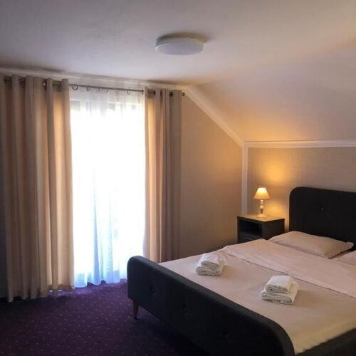 Camera cvadrupla la etaj cu balcon