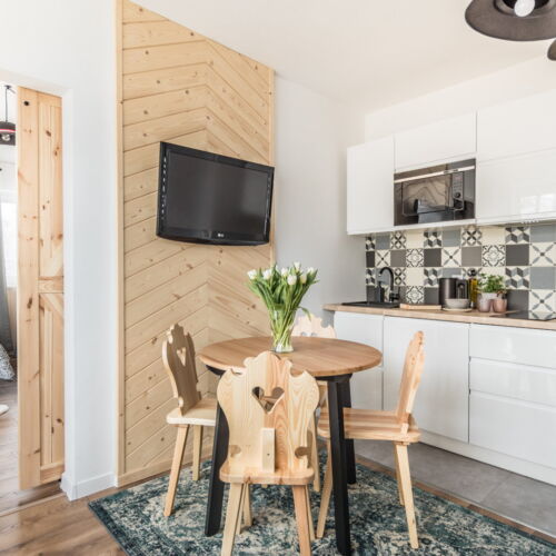 Apartament 3-osobowy z balkonem z aneksem kuchennym z 1 pomieszczeniem sypialnianym