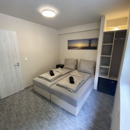 Apartament la parter cu vedere spre curte cu 2 camere pentru 5 pers.