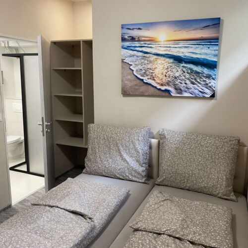 Apartament la parter cu terasă cu 2 camere pentru 4 pers.