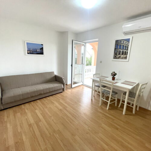 Upstairs 2-Room Apartment for 3 Persons