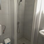 Domek całoroczny 4-osobowy z prysznicem z tarasem