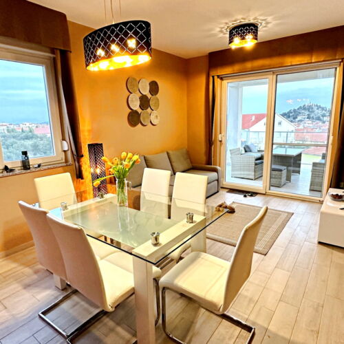 Apartament la etaj la mansardă cu 3 camere pentru 6 pers. (se poate solicita pat suplimentar)