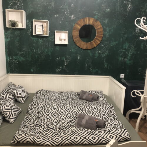 Casa de weekend toata casa cu vedere spre gradina pentru 8 pers. (se inchirieaza doar integral)