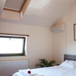 Izba s klimatizáciou s manželskou posteľou v podkroví