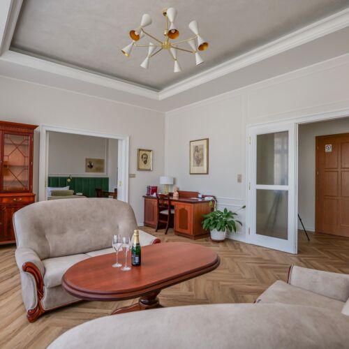 Upstairs 1-Room Apartment for 2 Persons ensuite