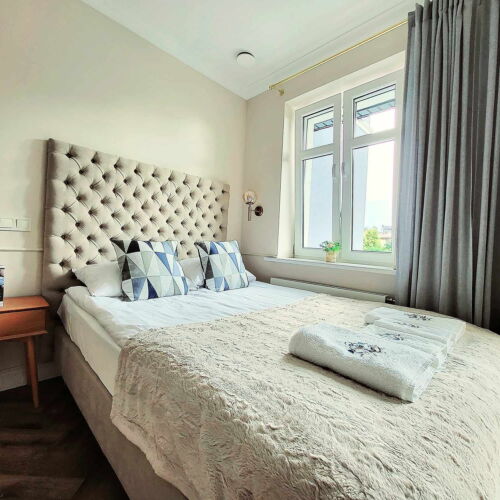 Pokoj s balkónem s manželskou postelí s panoramou