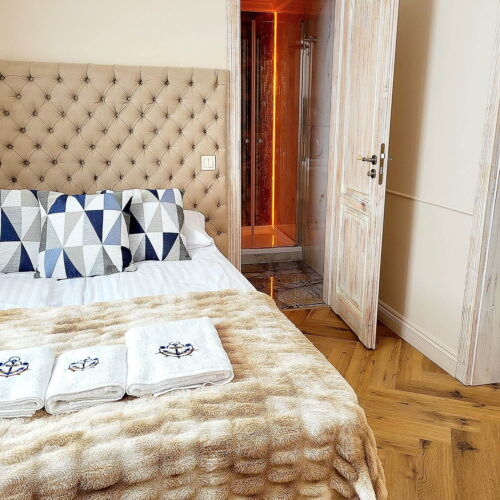 Pokoj s manželskou postelí s výhledem do zahrady na poschodí