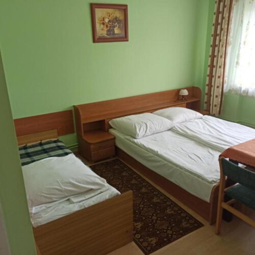 Camera cvadrupla cu duș cu chicinetă comună