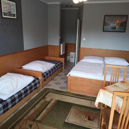 Camera cvadrupla cu chicinetă comună