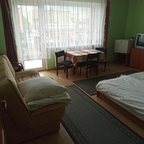 Camera tripla cu balcon cu chicinetă comună