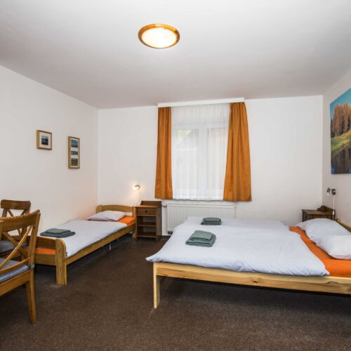 Camera tripla cu chicinetă proprie