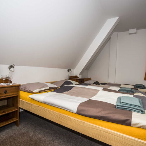 Camera cvadrupla cu chicinetă proprie