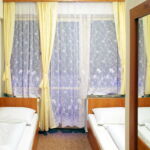 Zweibettzimmer mit Dusche und Balkon