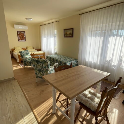 Apartament 3-osobowy z widokiem na dziedziniec z 1 pomieszczeniem sypialnianym