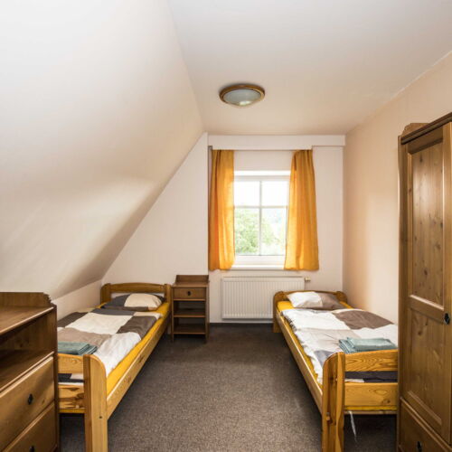 Camera twin cu chicinetă proprie