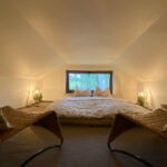 Pokoj s manželskou postelí v podkroví 