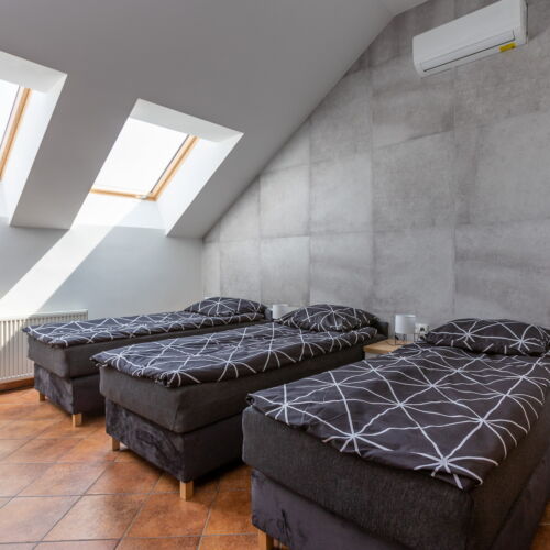 Pokoj se společnou koupelnou s klimatizací pro 4 os.