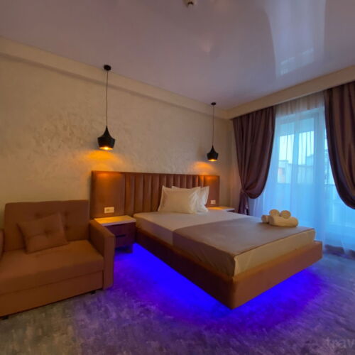 Camera tripla cu balcon