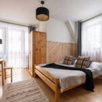 Pokoj s manželskou postelí s výhledem do zahrady na poschodí (s možností přistýlky)