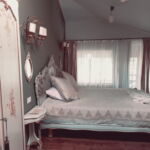 Art  Izba s manželskou posteľou