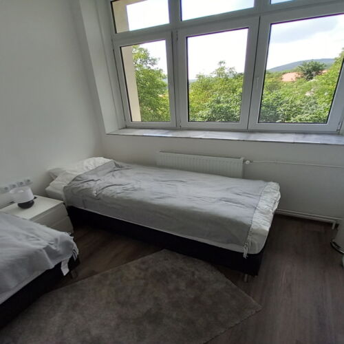 Emeleti kétágyas szoba Közös konyhával