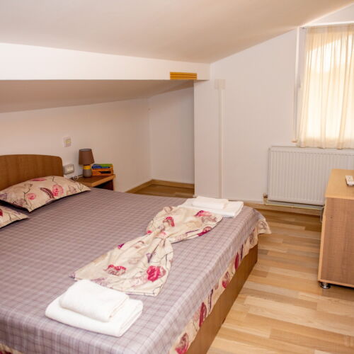 Apartament 4-osobowy na poddaszu z 1 pomieszczeniem sypialnianym