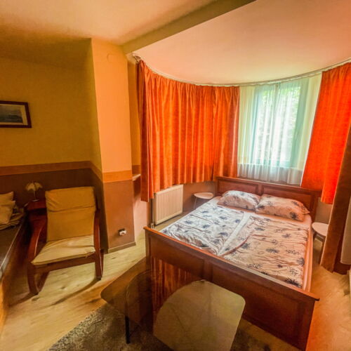 Zuhanyzós Standard háromágyas szoba